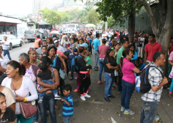 “No tengo nada que darle de comer a mis hijos”, gritaba frustrada una de las amas de casa que esperaba su turno para ingresar al Central Madeirense de La Hoyada en el centro de Los Teques. La cola desbordó la avenida Arvelo.