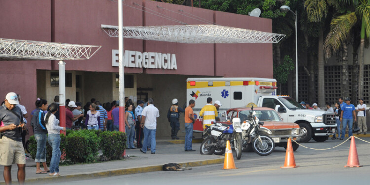 Tras caer de la motocicleta fue auxiliado y trasladado al Victorino Santaella