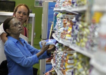 No hay envases y han optado por el reciclaje de botellas de agua y jugo para sus productos