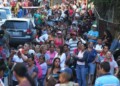 Compradores se forman en afueras de negocios así no llegue mercancía.