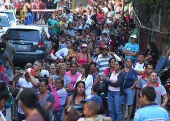 Compradores se forman en afueras de negocios así no llegue mercancía.