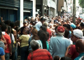 Los compradores deben lidiar con sendas colas antes de ingresar a los supermercados y luego para cancelar la mercancía.ARCHIVO