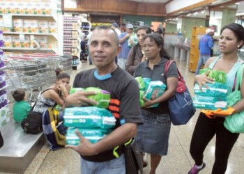 El encargado del establecimiento señaló que llegaron 165 bultos de pañales y se espera que este martes se vendan nuevos productos que sean despachados