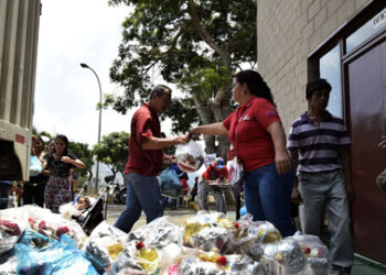 Un total de 400 familias del municipio Carrizal fueron beneficiadas este sábado con la venta de bolsas solidarias