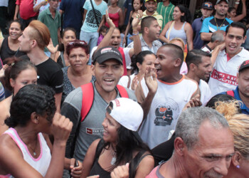 La multitud quería ingresar a la fuerza al grito de “¡Queremos comida!”