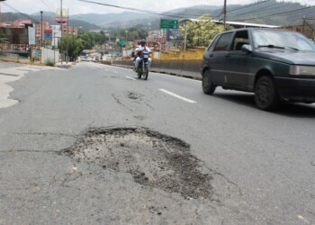 Huecos en subida de El Tambor atormentan a los conductores
