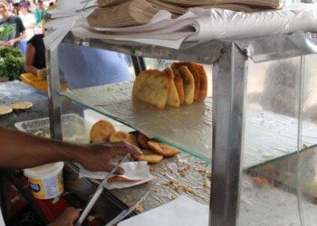 Una empanada pequeña se cotiza en Bs. 600 y un jugo natural pequeño en 400.ARCHIVO
