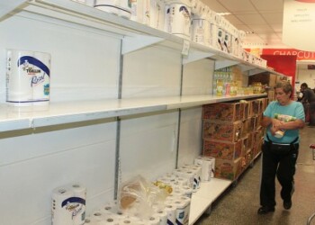La imprecisión en la llegada de mercancía ha llevado a los compradores a formarse diariamente sin saber qué hay.