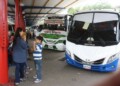 Chóferes están al pendiente de ajustes en el pasaje. ARCHIVO