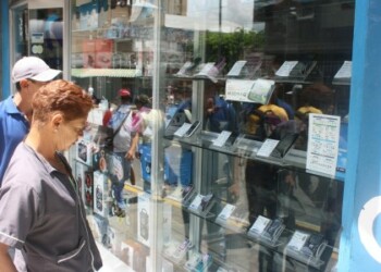 Agentes autorizados lucen “pelados” de mercancía