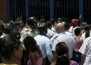 Cada día hay más hechos violentos en las colas que se forman en las afueras de los supermercados.