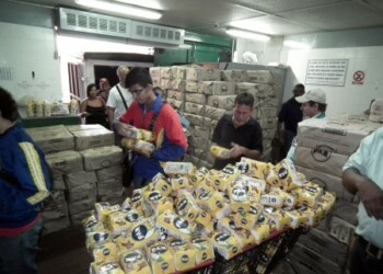 900 personas quienes aguardaban para comprar cuatro kilos de harina en el supermercado