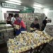 900 personas quienes aguardaban para comprar cuatro kilos de harina en el supermercado