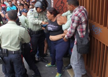 La fémina fue esposada tras agredir a las autoridades policiales