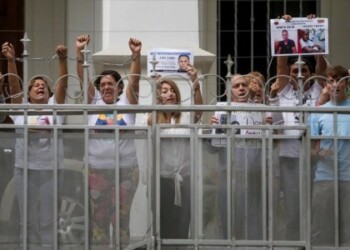Encadenados permanecen familiares de presos políticos, piden ayuda del Papa Francisco.