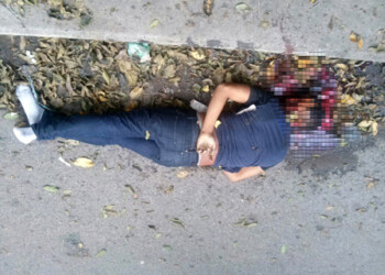 El cadáver fue hallado en plena vía pública presentando una herida de bala en la cabeza.
