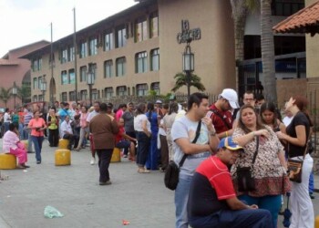 Las amas de casa soportan extenuantes colas con la esperanza de adquirir mercancía regulada