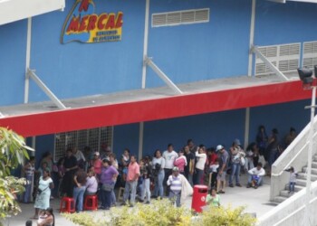 La leche de Mercal es revendida en no menos de 1.500 por los bachaqueros.