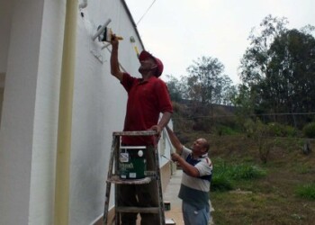 Recuperación de sanitarios y de la red de aguas blancas, desmalezamiento y pintura de la edificación fue parte del trabajo.