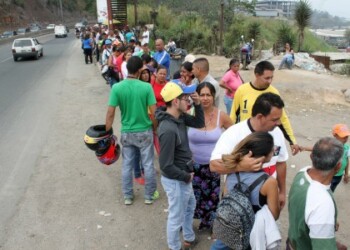 Las aglomeraciones de gente en las afueras de los supermercados se han convertido en una bomba de tiempo.
