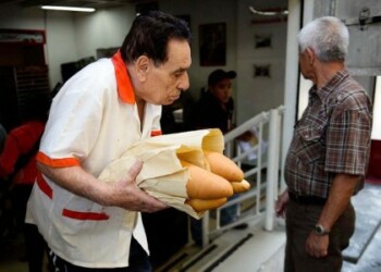 Clientes se forman en panaderías para llevar canillas y campesinos
