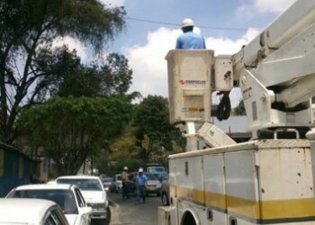 Trabajos de restitución de luminarias en Los Salias