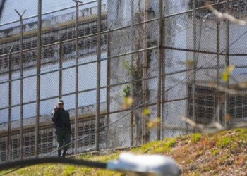 Esperan que las autoridades del penal les permitan ingresar y ver a Leopoldo López.