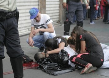 Paracotos se erigió como el lugar con mayor índice de muertes
25 de los 28 homicidios de Altos Mirandinos 
se registraron en el municipio Guaicaipuro
La mayoría de los asesinatos fueron causados por impactos de bala  Frederick Ortiz
Fortiz@diariolaregion.net / @FredoCorleone_  LOS TEQUES. Guaicaipuro cerró como el municipio más violento de los Altos Mirandinos durante  marzo, luego de que se registraran 25 muertes violentas en las comunidades que lo conforman.
Tras realizar el sangriento conteo, se corroboró que e transcurridos los 31 días del mes, en la medicatura forense local se contabilizó el ingreso de 25 cadáveres por impactos de bala y heridas de arma blanca.
Tomando en cuenta los asesinatos perpetrados con armas de fuego, fueron contabilizadas 23 muertes en el municipio Guaicaipuro; se le suman  otros cinco homicidios que se registraron a través del uso de armas blancas. 
Esta gran cantidad de muertes tuvieron lugar en 20 localidades de los Altos Mirandinos, destacándose negativamente Paracotos, el barrio Miranda y el casco central de la ciudad capital mirandina, por sus altos índices de mortalidad.
En los lugares antes mencionados se registraron 12 homicidios, casi 50 % del saldo violento arrojado al final del tercer mes del año. 
Primeramente en Paracotos se tuvo conocimiento de al menos 5 fallecimientos violentos, donde resalta la muerte de una fémina en el sector La Suiza. Luego de averiguaciones efectuadas por el Cuerpo de Investigaciones Científicas, Penales y Criminalísticas (Cicpc), se conoció que la misma habría perdido la vida a manos de una organización delictiva que fue señalada como responsable por el asesinato de su esposo en febrero.
Por su parte, en el centro de la ciudad capital un par de asesinatos sacudieron a la población, pues los mismos fueron perpetrados a plena luz del día, cuando hay una gran afluencia de transeúntes. En aquella ocasión pistoleros le segaron la vida a un mototaxista y a otro sujeto en las avenidas La Hoyada e Independencia respectivamente. De igual forma, se reseñó la muerte de otro individuo en la avenida Bermúdez por múltiples puñaladas.
La otra localidad que conforma el episodio sangriento en Guaicaipuro es el barrio Miranda, donde hasta cuatro hombres recibieron múltiples impactos de bala en diversos hechos delictivos. Allí resalta el homicidio de un par de hermanos.
Ante los alarmantes números, la población ha elevado su voz en forma de protesta para exigir a las autoridades locales y regionales que se tomen en serio el tema de la seguridad ciudadana, pues una vez más la mano del hampa sigue acrecentando su sombra sobre el territorio altomirandino.  ------ DESPIECE ------
Tres fallecidos entre Carrizal y Los Salias
A su vez, las cifras negativas no son ajenas a los otros dos municipios que conforman la región Altos Mirandinos, ya que en dichas localidades se suscitaron tres asesinatos. En Carrizal se apuntaron las muertes de dos individuos, ambos por arma de fuego, mientras que en suelo saliense se registró el fallecimiento de un comerciante de los Valles del Tuy, el cual fue hallado tiroteado hace dos días en la Zona Industrial Los Llaneros.gf  Foto: Deysi Peña
23 – 29 (H) El asesinato de un hombre en la avenida Independencia conmocionó al pueblo tequeño