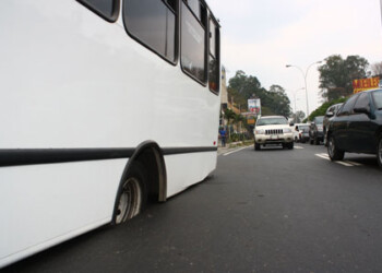 Autobús quedó “atrapado” en el hueco
