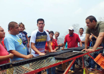 Mervin Maldonado participó este domingo en una jornada de siembra de 2.500 semillas de tomate y cebolla.