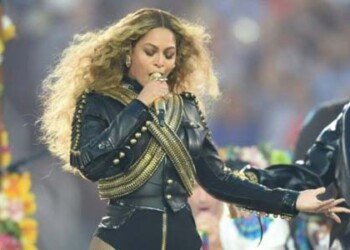El "álbum-película" empieza con Beyoncé haciendo acusaciones de traición mientras se pavonea por Nueva Orleans destrozando coches para descargar su ira por los desafueros de Jay Z.