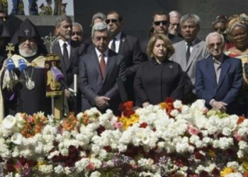 Clooney desfiló junto a miles de armenios y el presidente Serzh Sarkisian para depositar flores en el memorial de Tsitsernakaberd