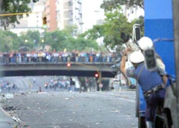 Lo que comenzó en una marcha pacífica culminó en una fuerte confrontación callejera.