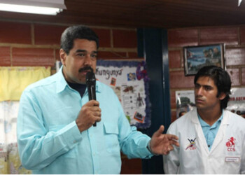 El Presidente estuvo este sábado con médicos de la Misión Barrio Adentro en el barrio 23 de Enero.