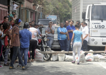 Un mes sin liquido detonó la ira de los vecinos de Barrio Nuevo, quienes con piedras y tablas impidieron el paso vehicular.
