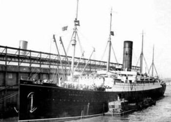 El RMS Carpathia arribando con los pasajeros del Titanic a New York.