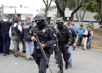 Un fuerte despliegue policial prosiguió a la embestida hamponil suscitada en la sede del Cicpc de El Valle donde ultimaron a tres funcionarios; el cual se extendió por diferentes zonas de Caracas y arterias viales adyacentes al lugar.  NEWS FLASH