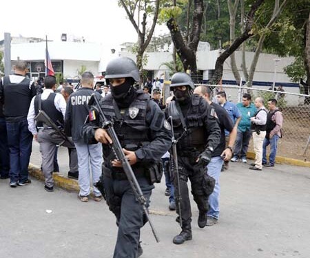 Un fuerte despliegue policial prosiguió a la embestida hamponil suscitada en la sede del Cicpc de El Valle donde ultimaron a tres funcionarios; el cual se extendió por diferentes zonas de Caracas y arterias viales adyacentes al lugar.  NEWS FLASH