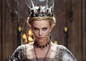 Charlize Theron es la malévola reina Ravenna, que traiciona a su bondadosa hermana Freya (Emily Blunt) de una forma imperdonable