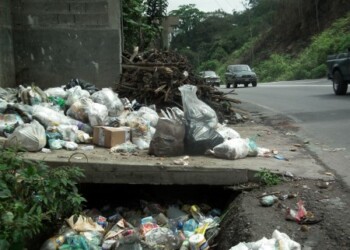 Montañas de basura dan la “bienvenida” a la comunidad