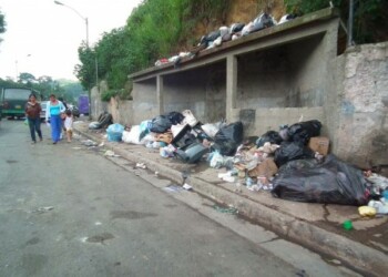 Acumulación de basura “recibe” a los pasajeros de la terminal