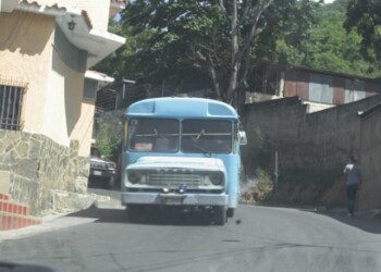 Residentes se quejan de constantes fallas en el servicio de transporte público