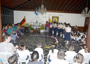 Estudiantes realizaron una camándula para honrar a La Milagrosa
