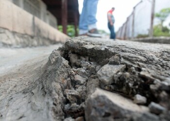 Las grietas abundan en los patios de las viviendas
