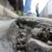 Las grietas abundan en los patios de las viviendas