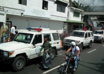 Huyeron al ver a las comisiones policiales. ARCHIVO