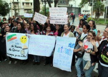 Con pancartas en mano, docentes de Guaicaipuro se dieron cita a la plaza Bolívar
