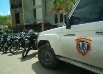 Fuentes policiales confirmaron el enfrentamiento y se reservó la identidad del funcionario por razones de seguridad.