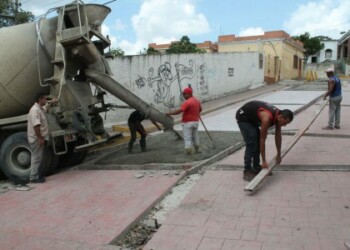 El trabajo de vaciado y estampado de concreto.