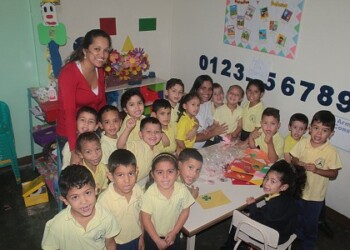 Estudiantes elaboraron presentes para el Día de la Madre